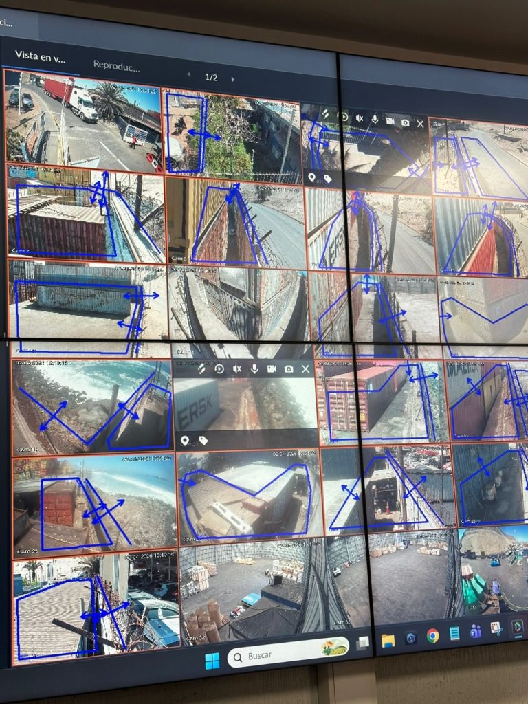 Operadores especializados monitoreando en tiempo real las alertas de radares, cámaras y cercos — coordinando la respuesta y activando a Carabineros vía canal Alpha III cuando es necesario.