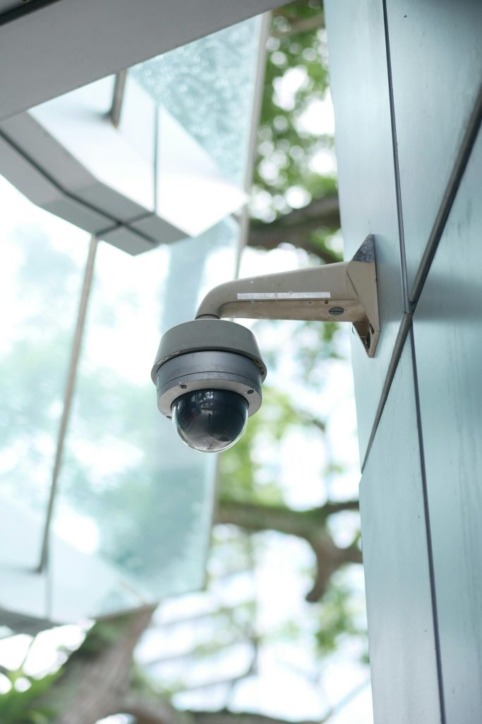 Cámara de seguridad con inteligencia artificial detectando personas y vehículos en perímetro industrial — First Security