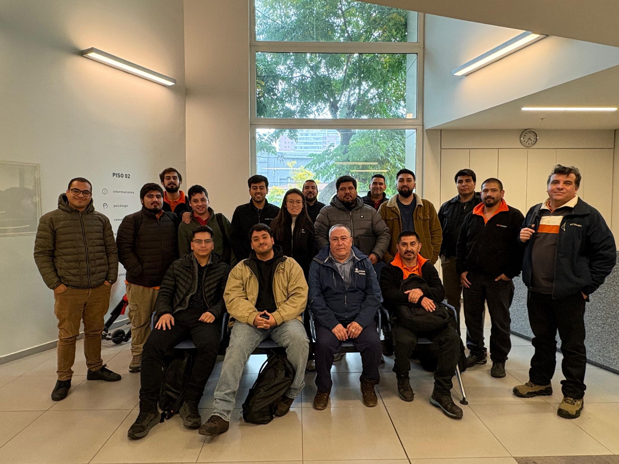 Colaboradores de First Security en sesión de capacitación de Academia First